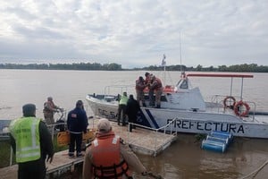 El momento del rescate del hombre que se arrojó del puente Colastiné.