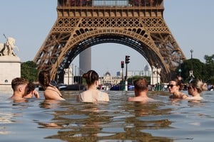 Parisinos nadando en la Fuente del Trocadero este lunes. Reuters.