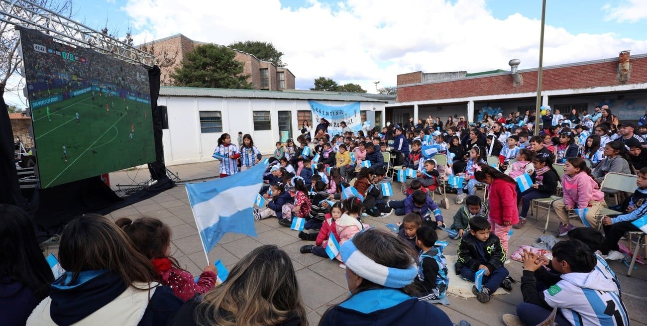 Más de 500 personas alentaron a la Selección en una Fan Fest escolar de barrio Los Troncos