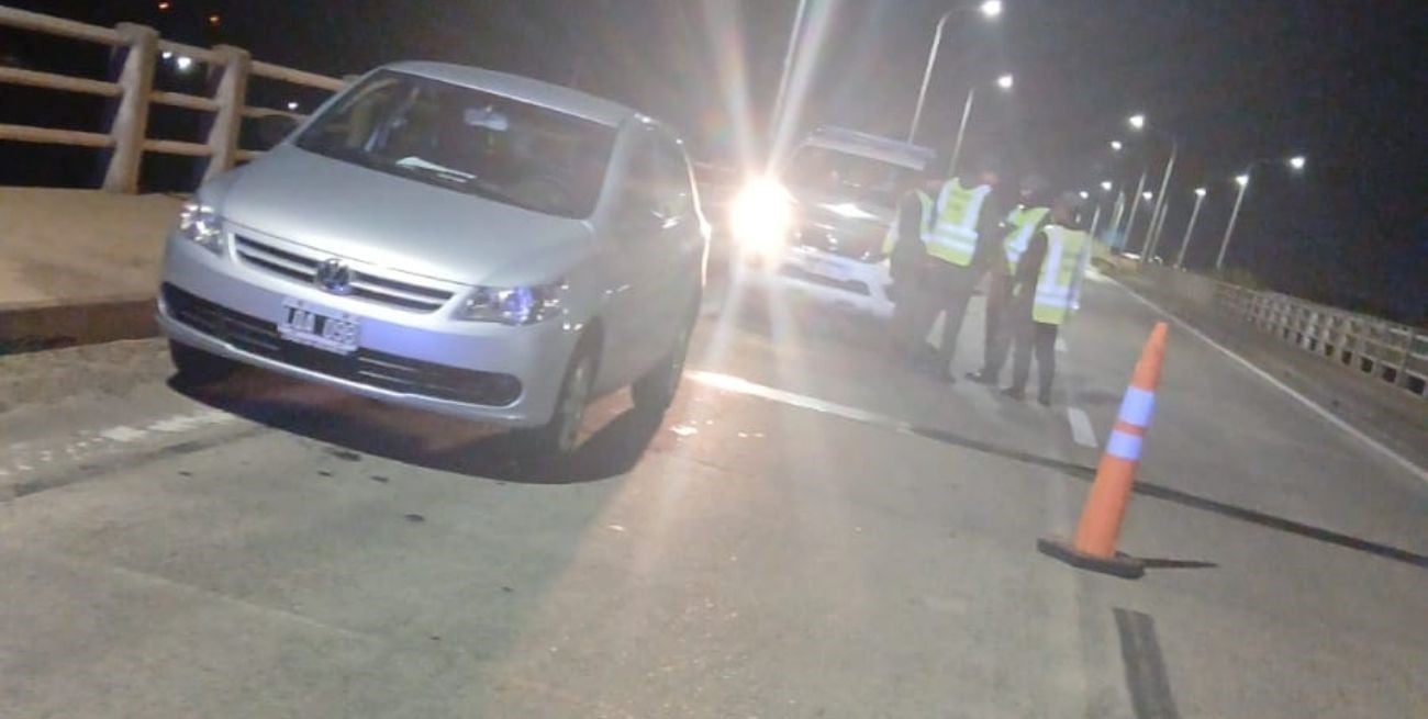 Hallan un automóvil abandonado sobre el puente del río Colastiné y buscan a su dueño