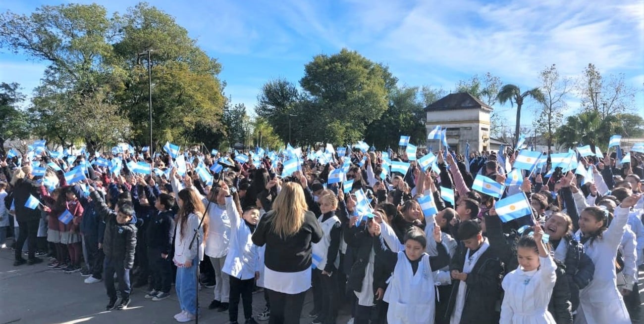 Vera celebró el Día de la Bandera con la tradicional promesa de lealtad de alumnos de cuarto grado