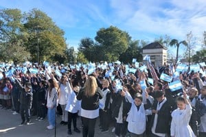 La promesa de lealtad fue tomada por los veteranos de la Guerra de las Malvinas, Nicolás Martínez y Gustavo Díaz, quienes con su presencia dieron aún más valor y emoción a este momento tan significativo.