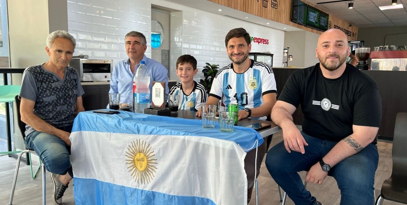 Pullaro miró el partido de la Selección Argentina en una estación de servicio de Nelson