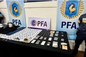 Parte de los elementos incautados durante el operativo. Foto: PFA