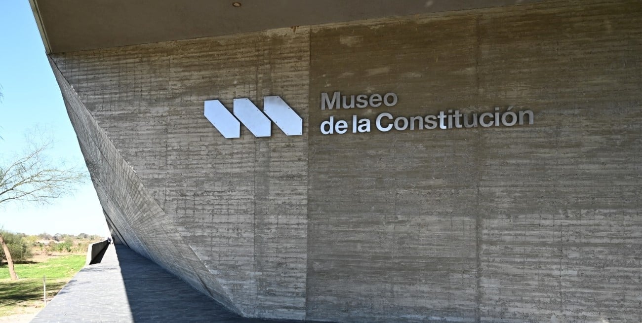 El Litoral donó ejemplares de la nueva Constitución de Santa Fe al Museo de la Constitución