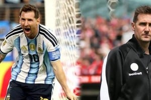 Klose, rendido a los pies de Messi. Foto: Internet.