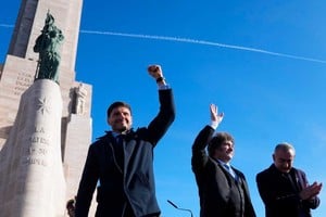 El gobernador y un diálogo con Milei, en el acto por el Día de la Bandera.