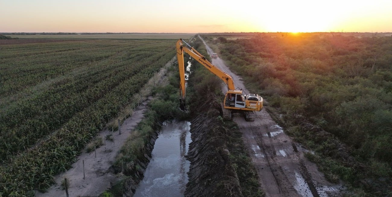 Continúan las obras de limpieza de canales y drenaje en Villa Minetti