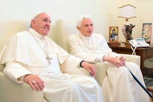 Imagen que nos muestra a Francisco durante su pontificado, como papa "en funciones", compartiendo un momento de distensión y descanso con el papa emérito Benedicto XVI. Dentro de la Iglesia Católica, la encíclica Lumen Fidei ("La luz de la fe") merece una atención especial como documento de mediación entre las perspectivas de ambos prelados.