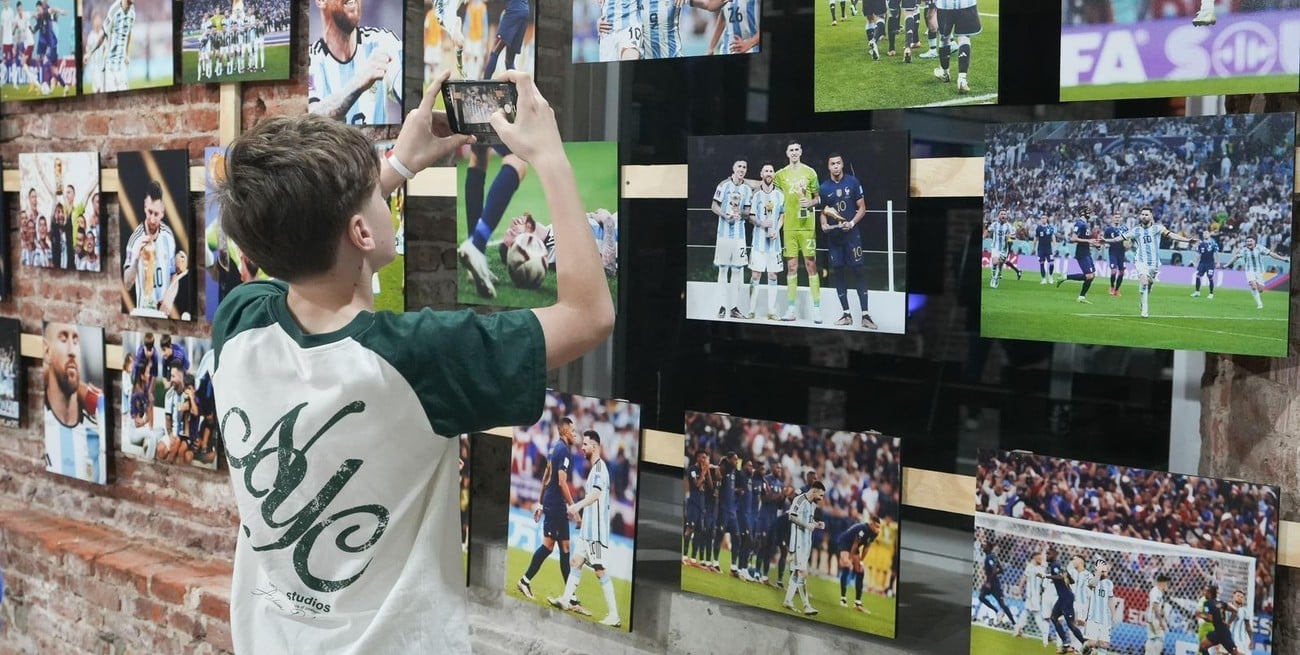 150 imágenes para revivir la leyenda: llegó a Rafaela una muestra dedicada a Messi