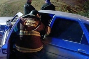 Bomberos rescatan a una mujer tras un vuelco en Azopardo y La  Pampa