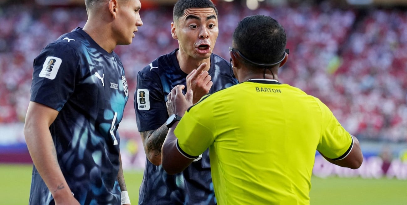La FIFA suspendió a Almirón tras la primera expulsión por la Ley Vinicius