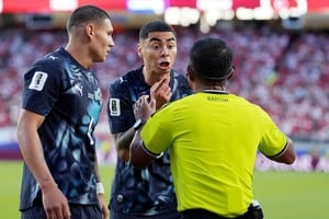 Miguel Almirón fue expulsado ante Turquía por una infracción contemplada en la nueva normativa. Foto: Reuters