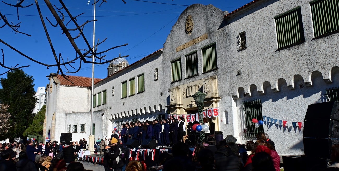 La Escuela Normal de Santa Fe cumplió 120 años y recibió el anuncio de obras integrales
