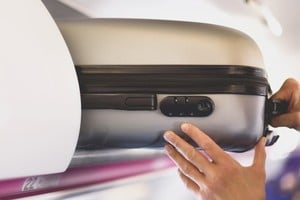La Unión Europea prohíbe que las aerolíneas cobren cargos extra por el equipaje de mano.