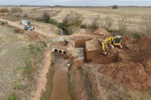 Avanza una obra clave sobre el Canal Larguía para optimizar el escurrimiento de aguas