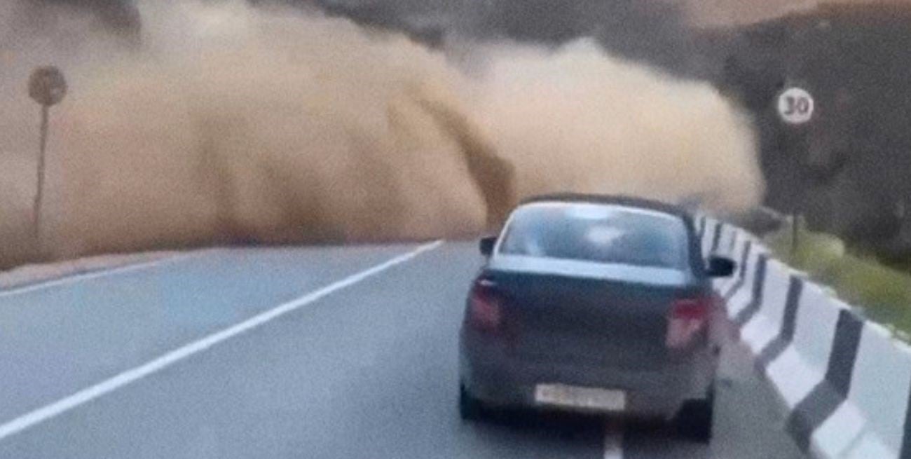 Segundos de terror en Rusia: enormes rocas casi sepultan a un auto en plena ruta