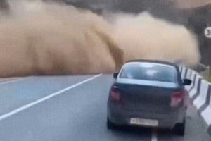 El desprendimiento ocurrió en una ruta de Daguestán y quedó registrado por un conductor.