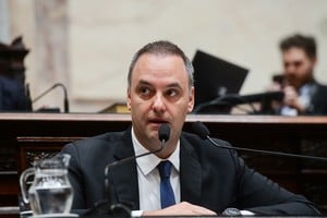 La ausencia de Adorni en el Senado genera incertidumbre en la agenda legislativa, con la oposición presionando por interpelaciones y el oficialismo buscando acuerdos.