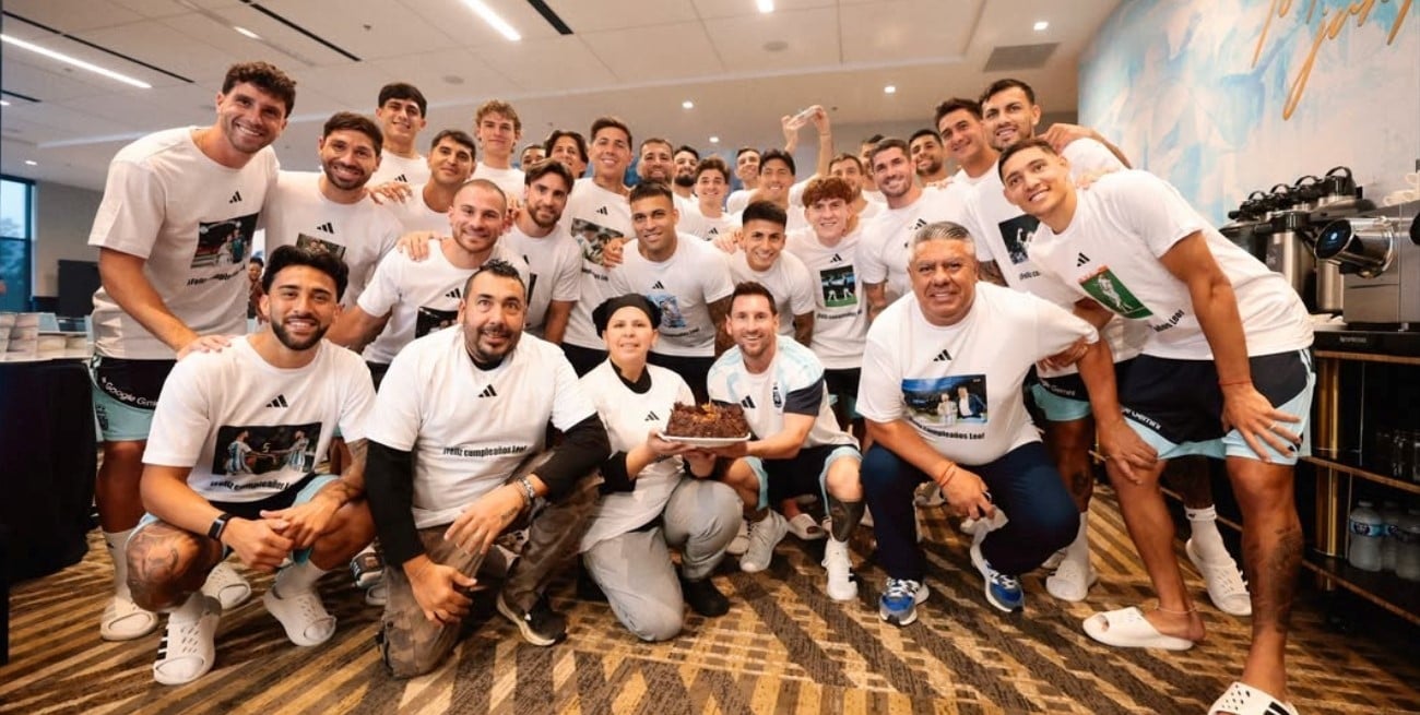Los jugadores de la Selección Argentina sorprendieron a Messi con remeras especiales por su cumpleaños
