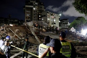 Los equipos de rescate ya trabajan en la zona afectada. Reuters.