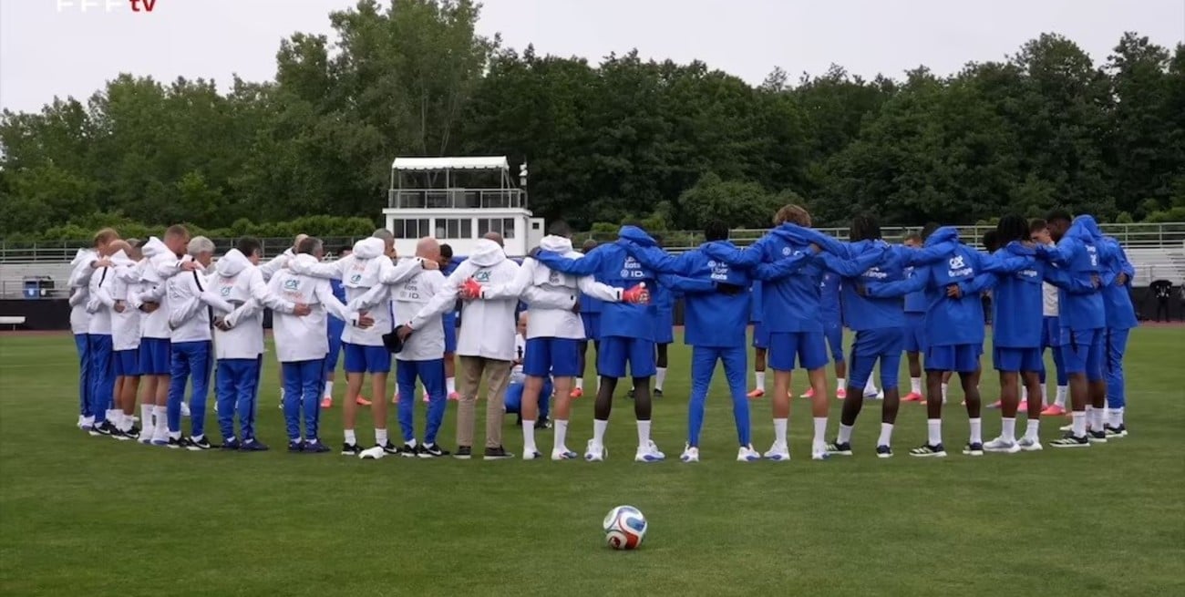 La conmovedora muestra de apoyo de la selección de Francia a Didier Deschamps tras la muerte de su madre