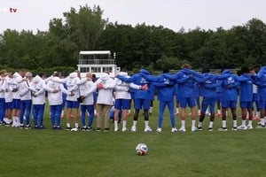 El minuto de silencio del plantel francés en la previa del entrenamiento. Foto: Selección de Francia.
