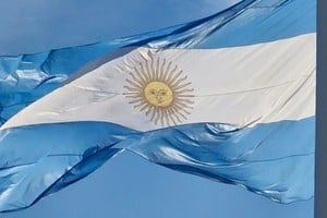 La bandera ondea, acaricia el cielo y las nubes. Llega a nuestros corazones impregnada de los valores y valentía de Manuel Belgrano.