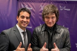 Adrián Ravier junto a Javier Milei.