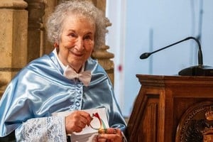 Atwood destacó que los idiomas, al ser la primera tecnología humana, permiten la cooperación y la creación de mitos que unifican sociedades.