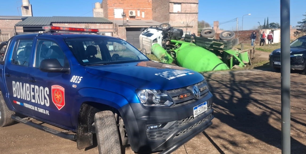 Un camión hormigonero volcó en una zanja y derribó un poste de luz en Callejón Aguirre