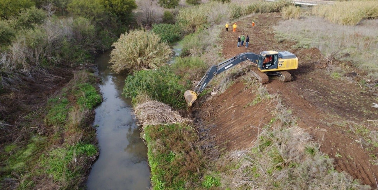 Comenzó la limpieza de 14 canales troncales en el sur santafesino