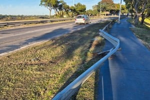 El guardarraíl visiblemente deformado