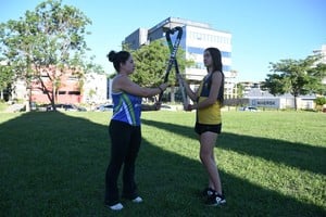 Celina Basilio de Banco y Julia Ponzo, de El Quillá, jugadoras destacadas de uno de los "clásicos" de la ASH, quienes volverán a enfrentarse este sábado en la final del Torneo Dos Orillas. Crédito: Manuel Fabatía