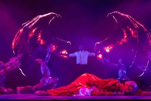 La propuesta busca sumergir al espectador en el universo de Drácula desde el primer instante, gracias a una combinación de iluminación, sonido y escenografía. Foto: Gentileza Bernardo Artus