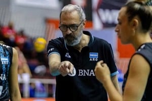 Como entrenador dirigió a los seleccionados masculino y femenino de Argentina.