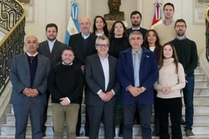 Santafesinos y uruguayos posaron en el inicio del encuentro en las escalinatas de Casa de Gobierno. Foto: El Litoral