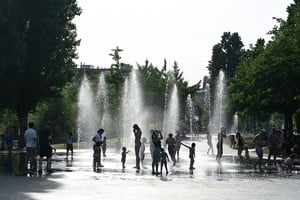 En Madrid, los españoles buscan refrescarse con agua en medio de una ola de calor en los parques. Foto: Xinhua / Gustavo Valiente.