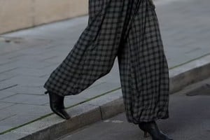 Los pantalones a cuadros se consolidan como la prenda imprescindible del año para renovar tus looks.