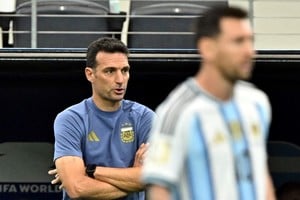 Lionel Scaloni analiza una rotación para el cierre del Grupo J ante Jordania. Foto: Reuters