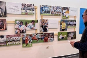 La exhibición, que coincide con el cumpleaños del capitán de la Selección Argentina, permite explorar su crecimiento emocional y profesional a través de una serie de imágenes inéditas.