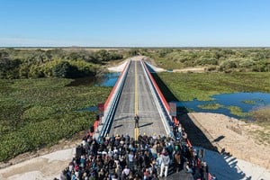 Pullaro inauguró el puente sobre el arroyo El Pindó junto a autoridades provinciales y locales.