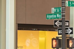 Se trata de un sector sumamente cotizado y transitado de la Gran Manzana, ubicado a pocos metros de marcas de lujo globales como Gucci y Prada, y en las inmediaciones de la famosa Trump Tower.