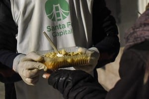 Imagen ilustrativa. Un poco de comida caliente es un alivio en medio de la noche helada. Crédito: MCSF.