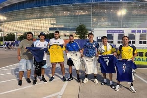 Los argentinos (algunos de ellos de Paraná) y la costumbre de este Mundial: el intercambio de camisetas. Se llevaron varias de Japón y de Suecia, en trueque por la de Messi.