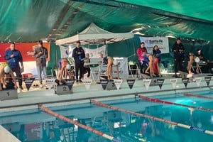 Más de 200 nadadores compiten este sábado en Gimnasia. Foto: Prensa Copa Santa Fe.