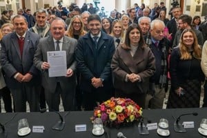 Los máximos representantes de los tres poderes del Estado coincidieron en la firma del convenio para transformar Plaza Italia.