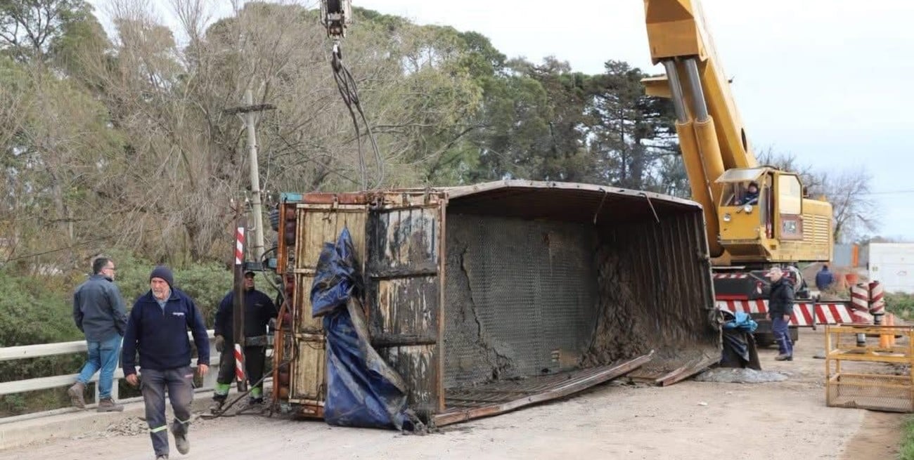 Tras meses bajo el agua, retiraron un acoplado hundido en el río Carcarañá