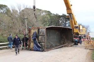 Para la extracción del acoplado se utilizó una grúa especializada.