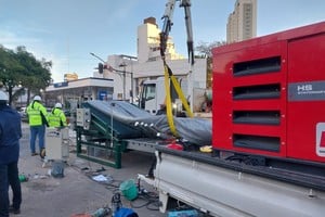 Desde un control de operaciones móvil, la empresa bajaba la manga hacia el interior del sistema cloacal. Foto: Gentileza Assa